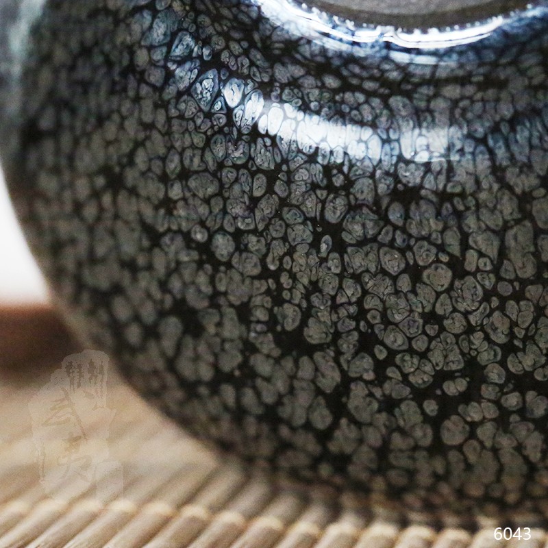 建盏大师卓立旗，束口油滴