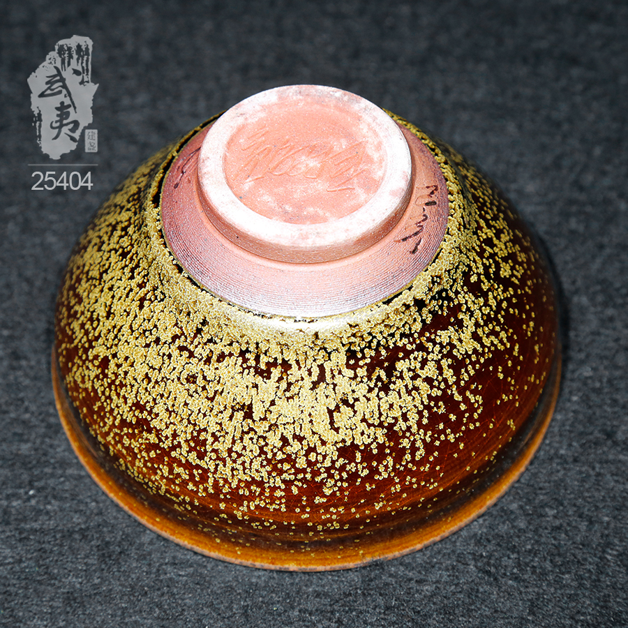 七宝花唐草宝寿文建水 七宝花唐草宝寿文建水 A rare parcel-gilt silver tripod vessel