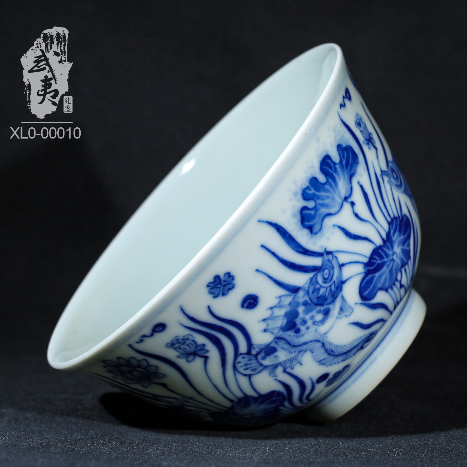中国美術 青花 魚藻紋 瓶 高22.5cm 祥瑞年製(LC135) An important and exceptionally painted blue and white 'fish